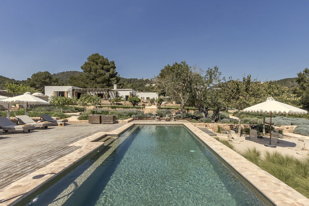 Expansive swimming pool